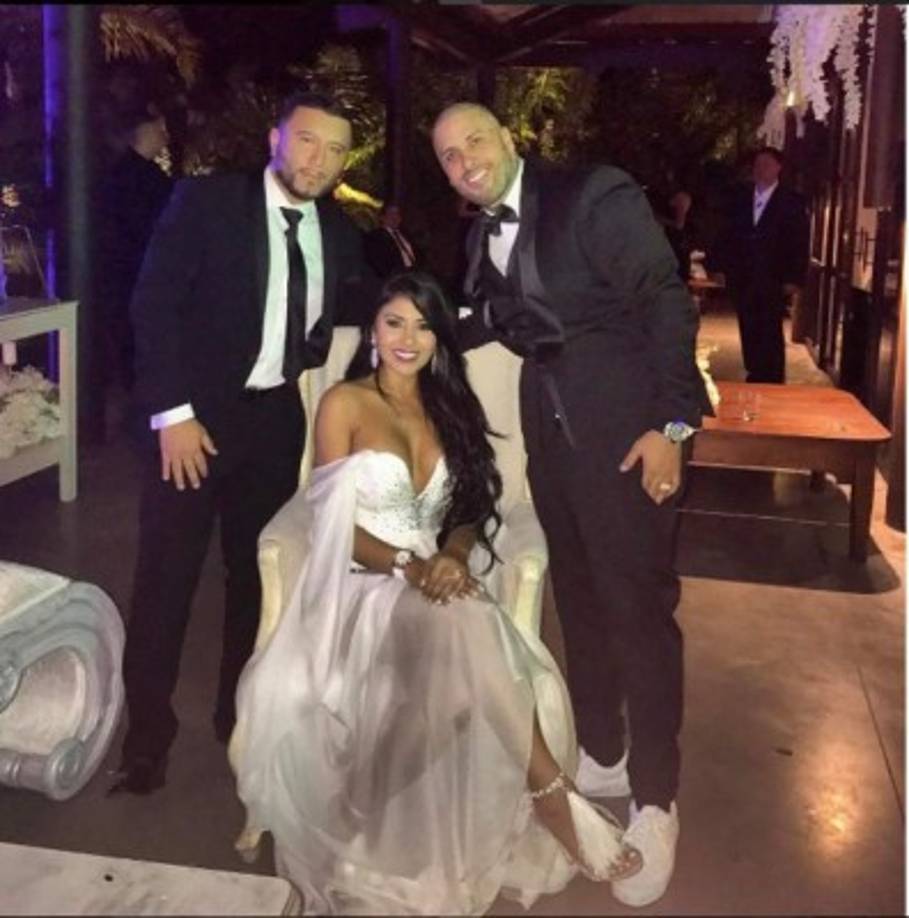 El DJ colombiano Alex Sensation también fue parte del festejo del artista. <br/><br/>Su mensaje fue: 'Fue una boda espectacular y más ver a mi hermano @nickyjampr tan contento casándose con su reina Angelica'.<br/><br/>Por esta fotografía se sobreentiende que la novia se cambió el vestido y el cantante los zapatos para disfrutar de la fiesta.