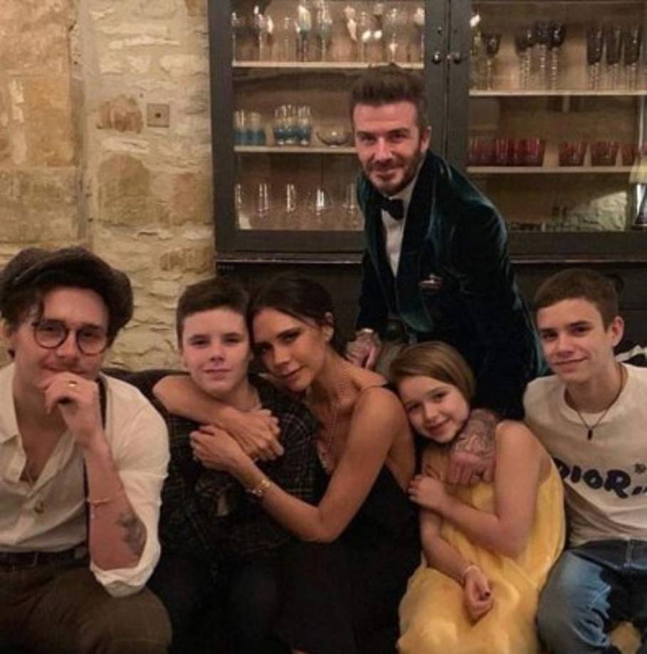 Los Beckham compartieron una bonita postal familiar para desear un feliz Thanksgiving a todos sus seguidores en redes sociales.