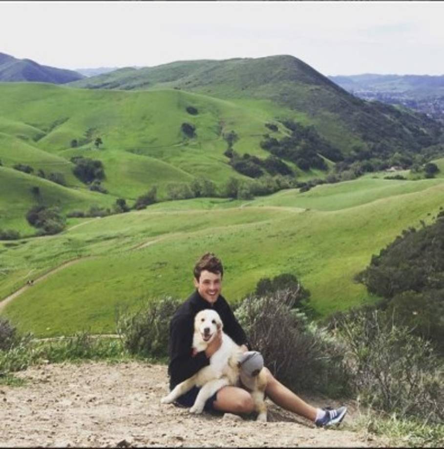 Al parecer el joven vive una vida muy feliz, y le gustan las mascotas.