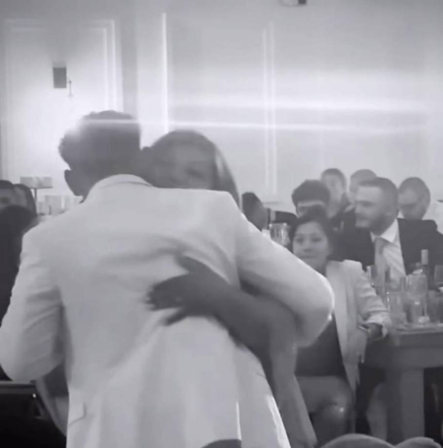 Obregón al momento de realizar el baile del vals y lo hizo con los invitados y sus familiares.