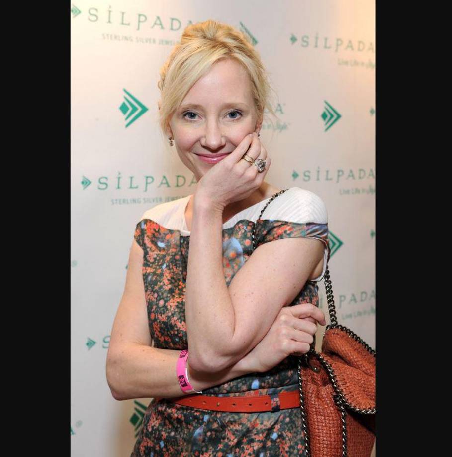 Hasta 59 bomberos trabajaron para sacarla de los escombros y llevarla a un hospital cercano en un operativo que se alargó 65 minutos y que fue cuestionado por demorarse una hora más hasta llegar al lugar del incidente.