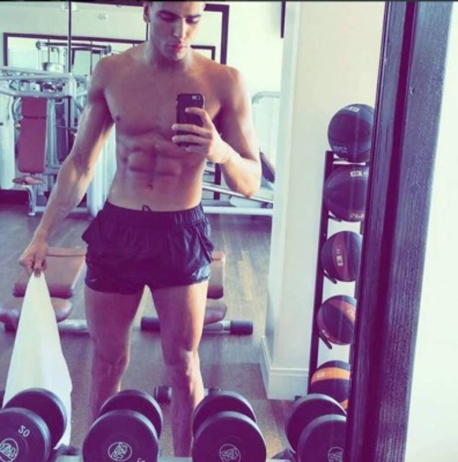 Cuando no está trabajando o practicando se va para París donde vive su madre, divide su tiempo entre la capital francesa y Nueva York.