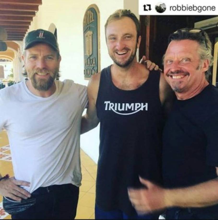 El motociclista Robertson, quien comparte sus aventuras en Instagram en su cuenta @robbiebgone, se encontró con Ewan y Charley en Granada Nicaragua.<br/><br/>Según relató, el actor ha estado viajando desde Argentina en motocicletas eléctricas Harley Davidson Livewire, mientras filman la serie Long Way Up.<br/>