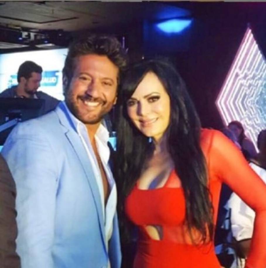En esta otra imagen aparece junto a la actriz Maribel Guardia a quien afirma le guarda mucho respeto.
