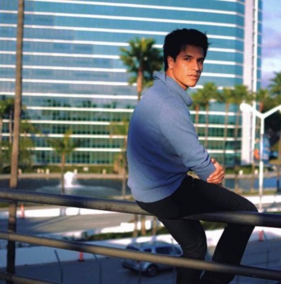 'Linda canción e interpretación. Luces excelente frente a las cámaras, estás destinado a triunfar Luis Alberto. Muchas felicidades hermoso!!', le escribió Dianely Palomo. Ante otras opiniones negativas, que hablan de que le falta experiencia al chico, sus admiradoras salieron en su defensa y recordaron que su padre también empezó de cero, por lo que no tenían derecho a juzgarlo.