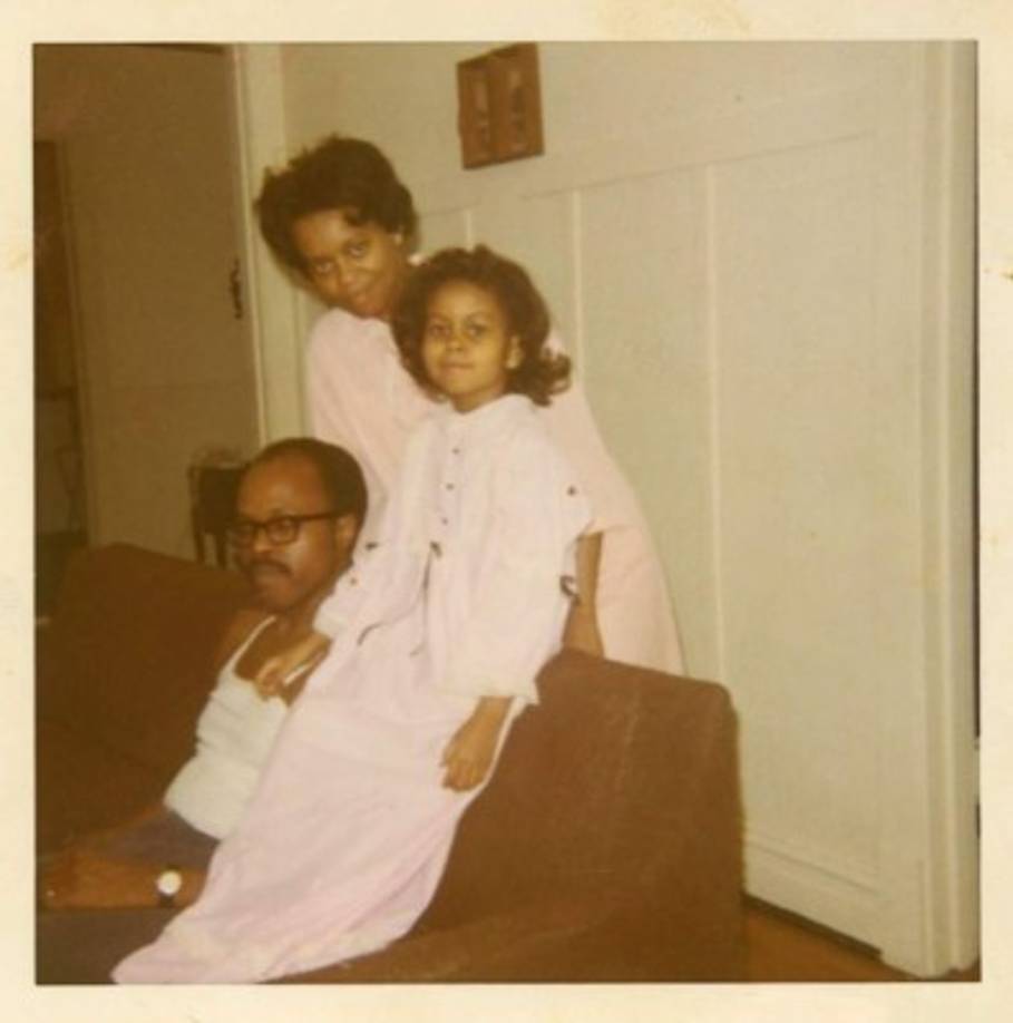 'Mi padre, Fraser, me enseñó a trabajar duro, a reír a menudo y cumplir mi palabra. Mi madre, Marián, me enseñó a pensar por mí misma y a usar mi voz. Juntos, en nuestro pequeño departamento en el lado sur de Chicago', escribió en esta foto.