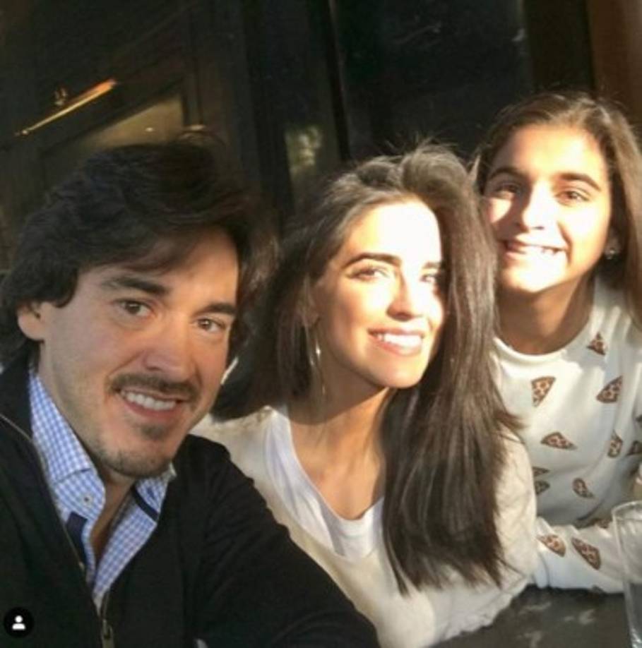 La hermosa jovencita es producto de la relación entre Bárbarba de Regil, prima de Marco Antonio Regil, y el abogado Fernando Schöenwald .