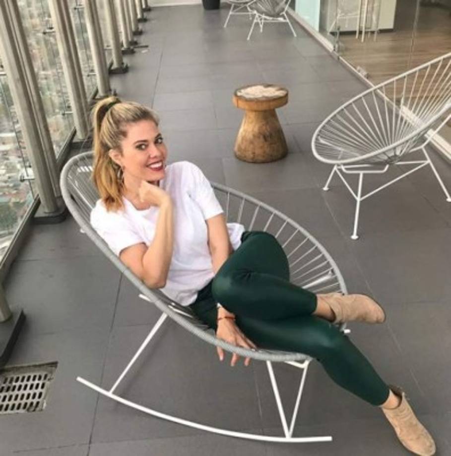 Cepeda está casada desde hace 28 años y tienen tres hijos.