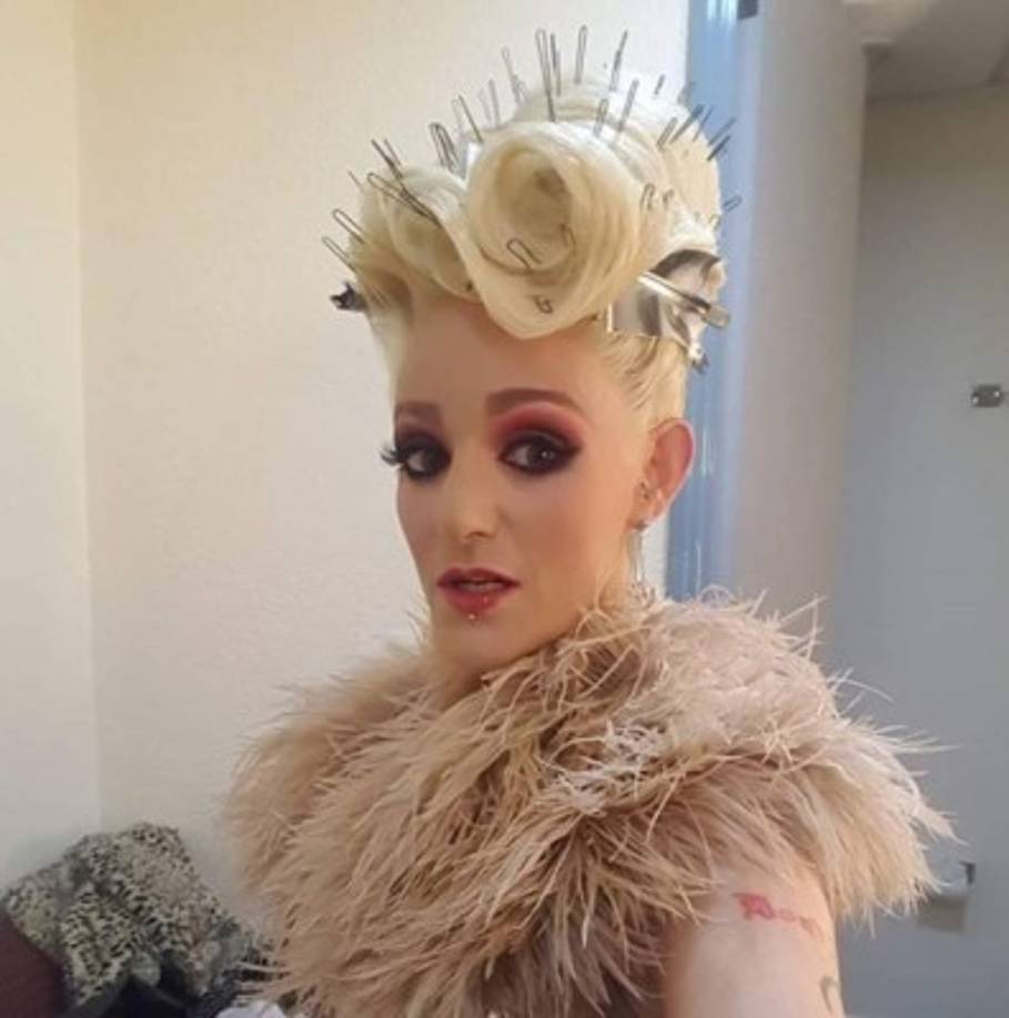 Lolita Cortés comenzó a trabajar como actriz de teatro desde los 8 años, con obras como 'Anita la huerfanita', 'Vaselina' y 'José, el soñador'; para cuando tenía 20 años protagonizadaba 'Qué plantón', y estando de gira en Nuevo León, se reencontró con su 'hermano' Sergio.<br/><br/>