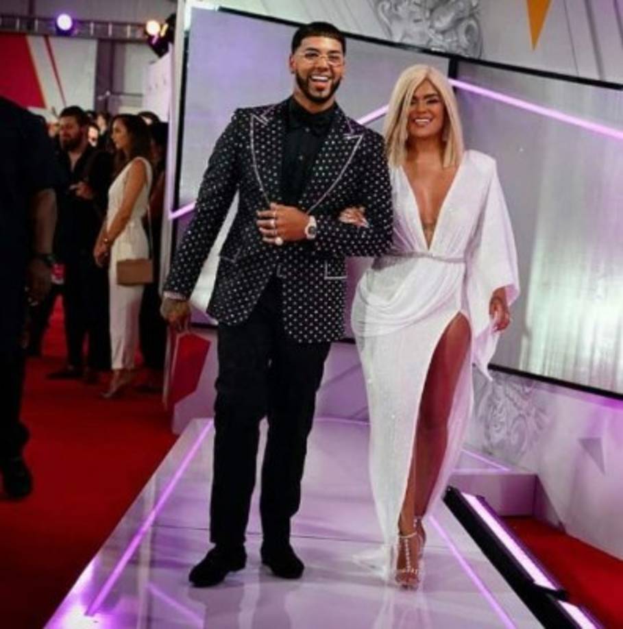 Los cantantes posaron muy sonrientes para los camarógrafos.