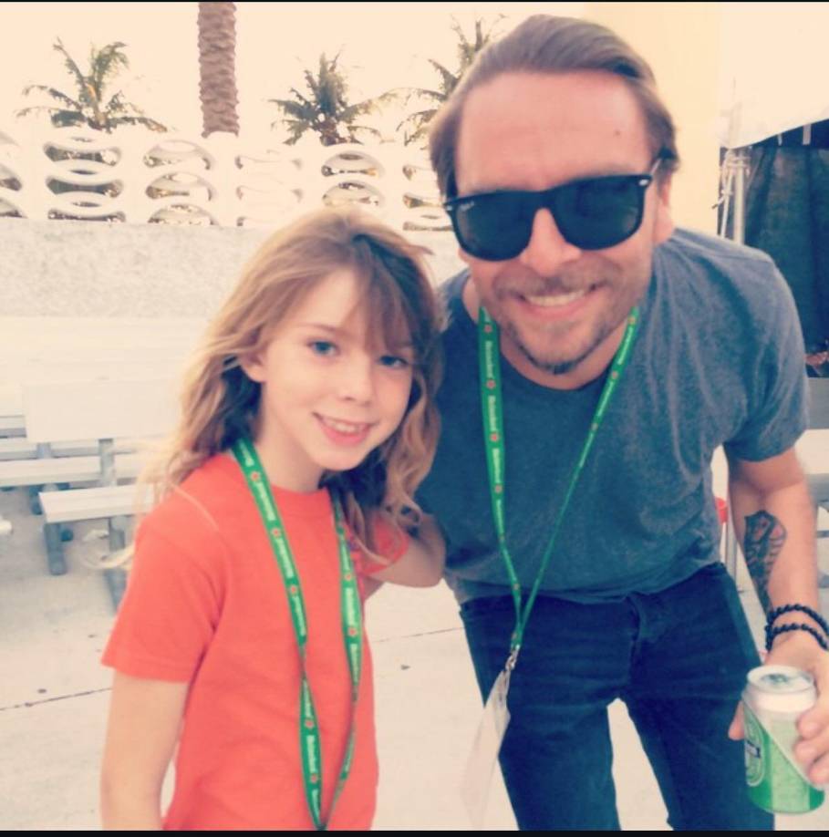 Esta versión coincide con la de diversos fans de Menudo al rededor del mundo, quienes afirman que Adrián Olivares murió por complicaciones tras ser objeto de una operación en el quirófano.