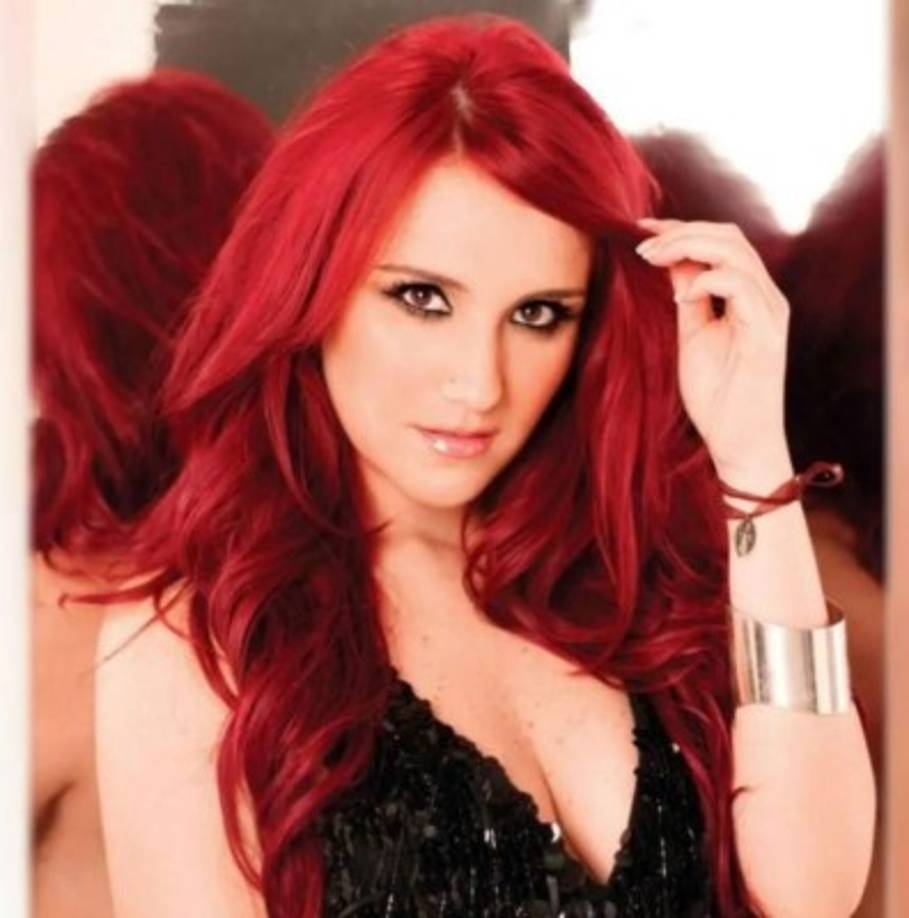 Tras el éxito de la telenovela, se decidió formar el grupo RBD en donde era una de las voces principales.