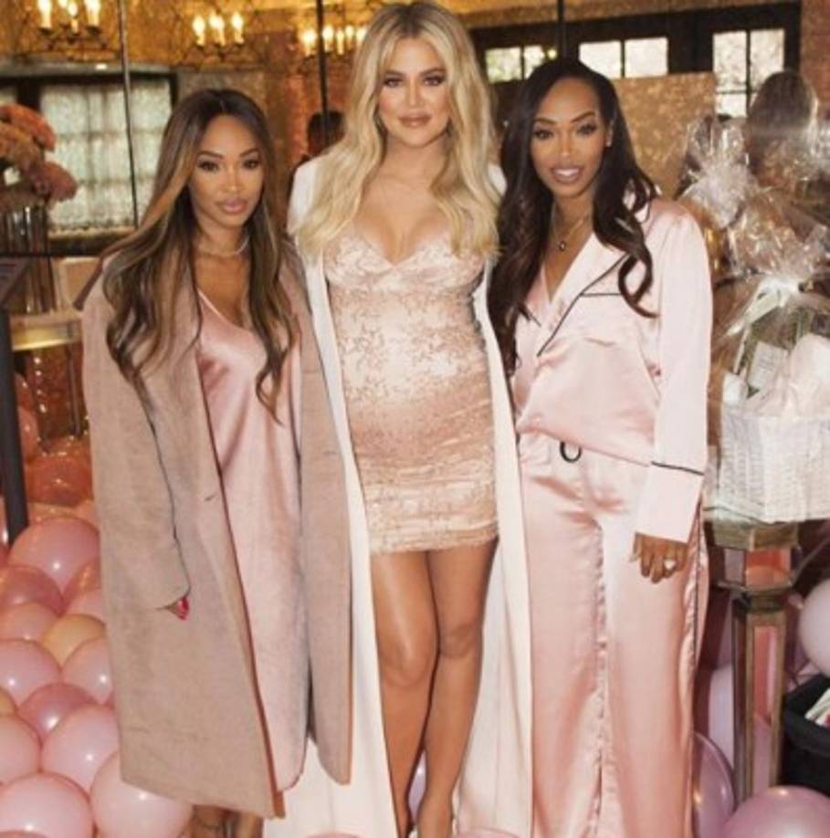 Y por ser la mejor amiga de la socialité, la actriz asistió al tan colorido evento junto a su hermana.