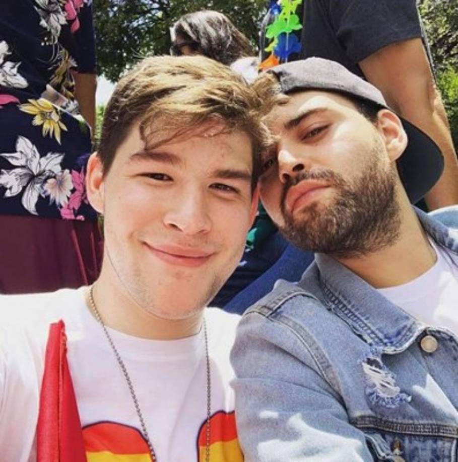 Ante las cámaras del programa 'Ventaneando', Sebastián presentó a su novio sin temor a las críticas.