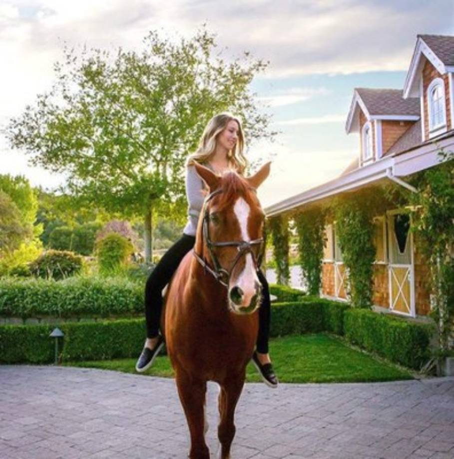 A sus 20 años, Eve ha sido designada como 'la princesa de Apple', la empresa que revolucionó la tecnología y el diseño con productos como Mac, iPod, iPad o iPhone.