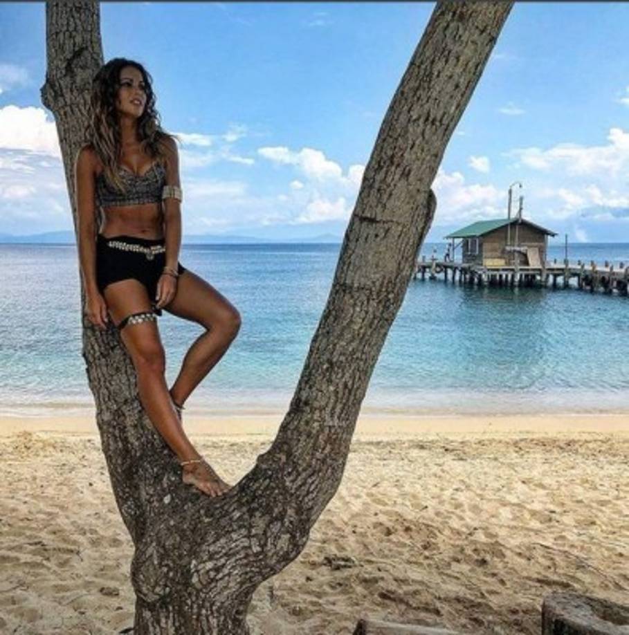 'Gracias a mis loquitas favoritas (tengo un ukelele y la mayor de las suertes con vosotras). Gracias por todos los mensajes y felicitaciones que tanta fuerza me dan, por dedicarme vuestro tiempo para escribirme por aquí y compartir un trocito de día conmigo. Gracias universo por regalarme un año más esta increíble aventura de vivir'.