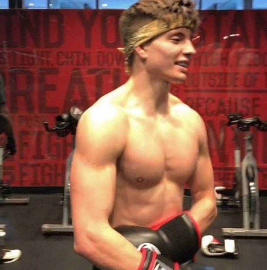 El joven presume de un físico tonificado, gracias en gran parte al boxeo, uno de sus deportes favoritos.