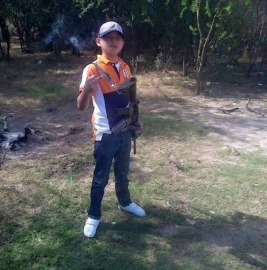 Desse los 13 años pago un narcocorrido donde se le veía con armas largas, en soñando a ser sicarios para un cartel, así fue se convirtió en matón del Cártel del Noreste.