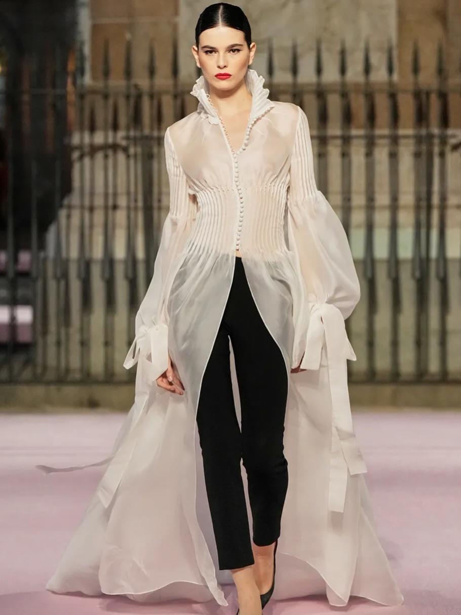 La estética victoriana vuelve con encajes, lazadas y botines