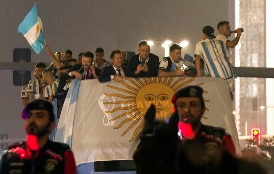 El plantel de Argentina recorrió las calles de Doha en un espectacular desfile con rumbo al aeropuerto para volver a casa.