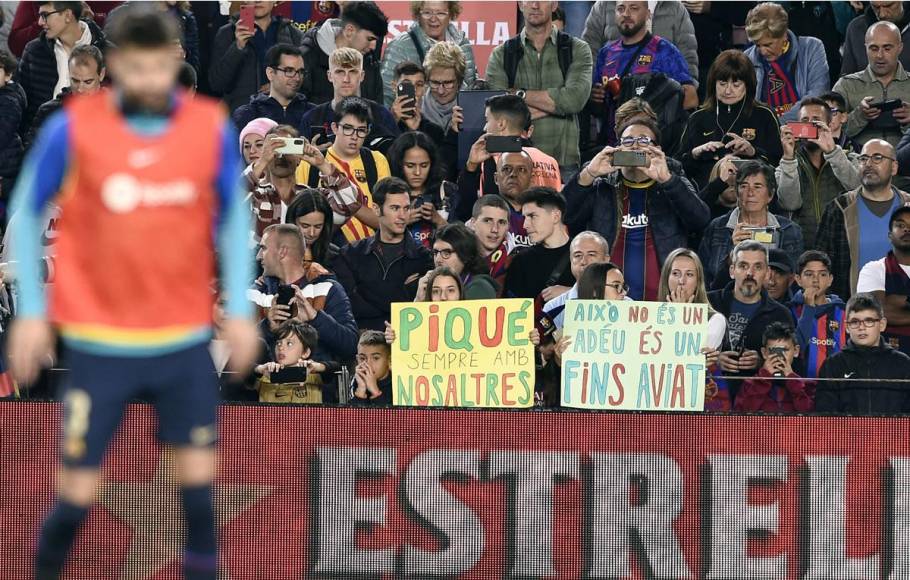Aficionados del Barcelona dedicaron pancartas de cariño para Gerard Piqué en su despedida del Spotify Camp Nou.