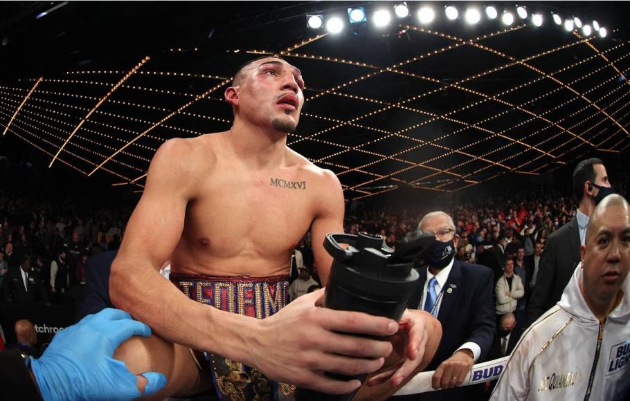 Teófimo López, quien perdió su invicto (16-1, con 12 nocauts), peleó por primera vez desde su gran victoria sobre el ucraniano Vasiliy Lomachenko en octubre de 2020 en Las Vegas. Pasaron 400 días sin que el catracho se metiera a un ring a una pelea oficial.