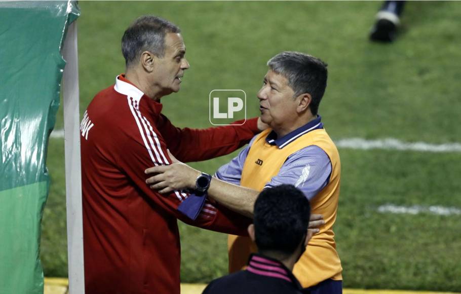 ‘Bolillo‘ Gómez saludando a Jorge Theiler, asistente técnico de Gerardo ‘Tata‘ Martino, al final del partido.