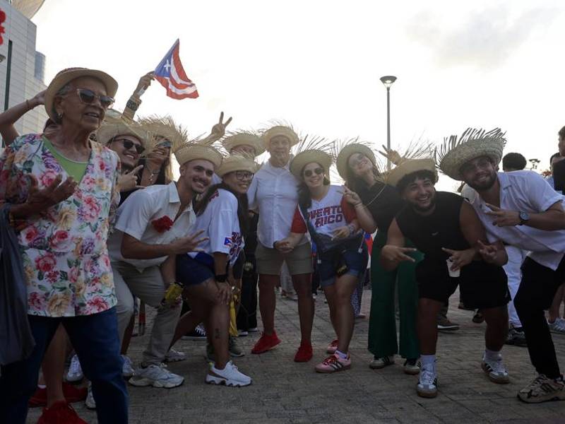 Personas posan previo al primer concierto de Bad Bunny ayer viernes, frente al Coliseo de Puerto Rico José Miguel Agrelot en San Juan (Puerto Rico).