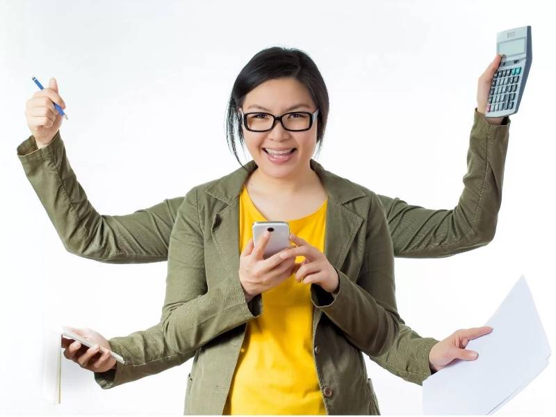 Muchas mujeres, desde que son niñas con criadas con la idea de que deben ser excelentes madres, esposas, amigas, hijas y profesionales.