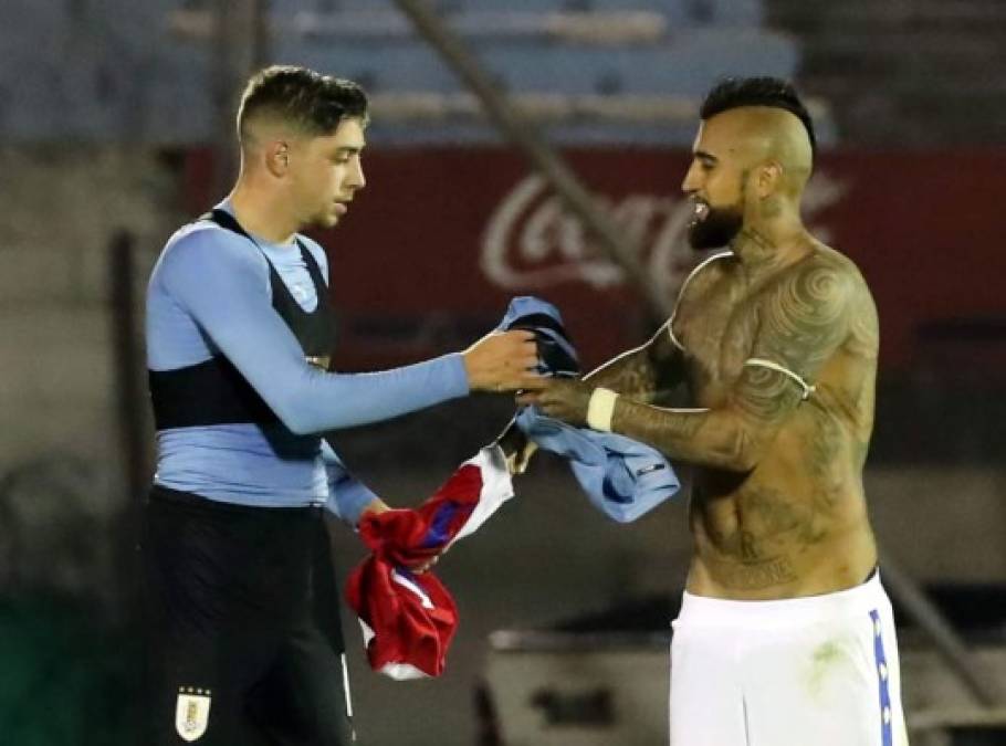 El madridista Fede Valverde cambió la camiseta con Arturo Vidal.