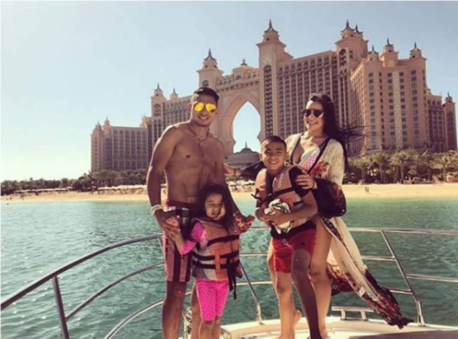 El jugador catracho del Al Feiha FC disfruta el parón de la liga saudí junto con su esposa e hijos.