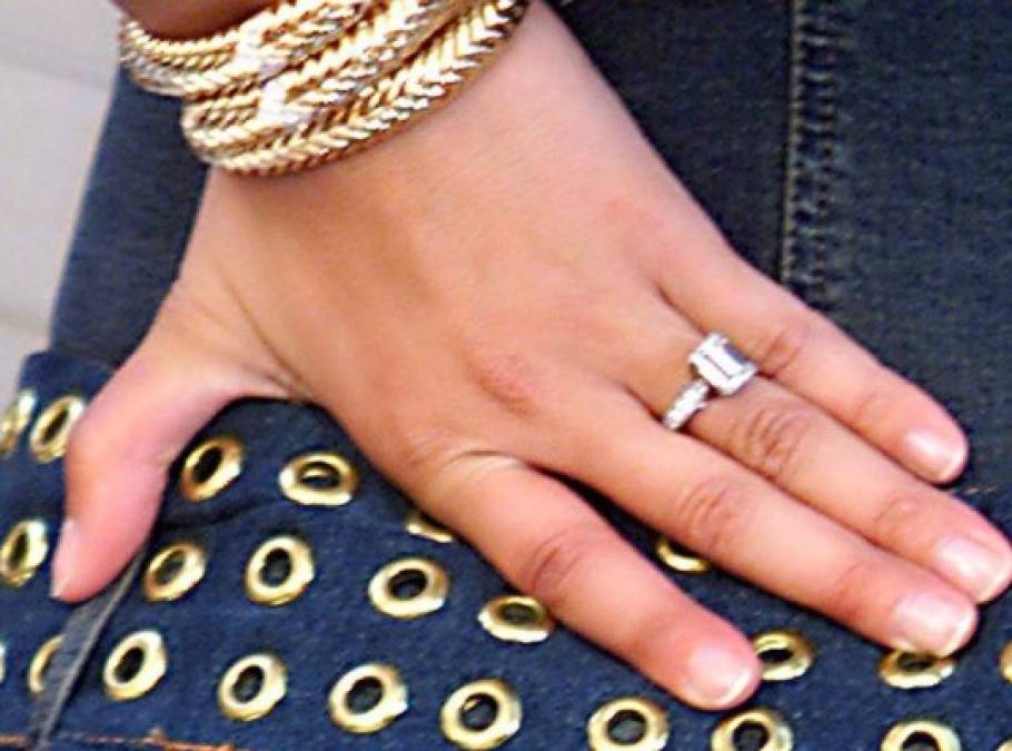 El bailarín le propuso matrimonio en 2001 con un anillo de corte esmeralda valorada en miles de dólares. La pareja se divorció en 2003.