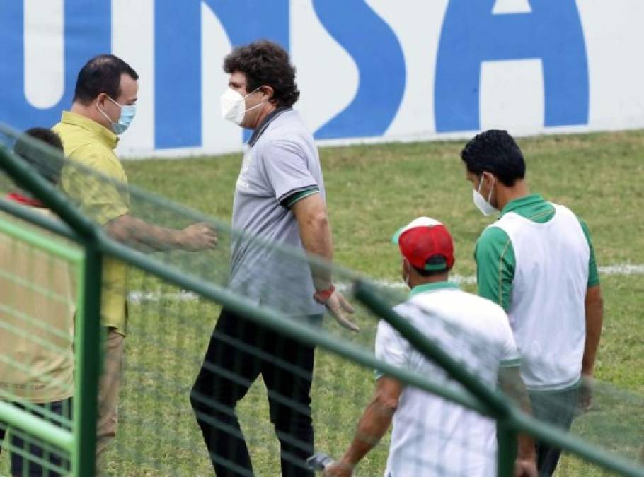 Al final del partido, Yankel Rosenthal bajó al campo para saludar a Héctor Vargas, entrenador del Marathón.