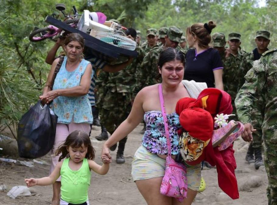 Más de un millar de colombianos fueron deportados o repatriados desde Venezuela en los últimos seis días, tras el cierre del paso fronterizo entre Cúcuta y San Antonio ordenado por el presidente venezolano, Nicolás Maduro.
