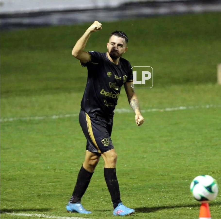 Agustín Auzmendi celebrando el que fue su primer gol con la camiseta del Olancho FC en la Liga Nacional de Honduras.