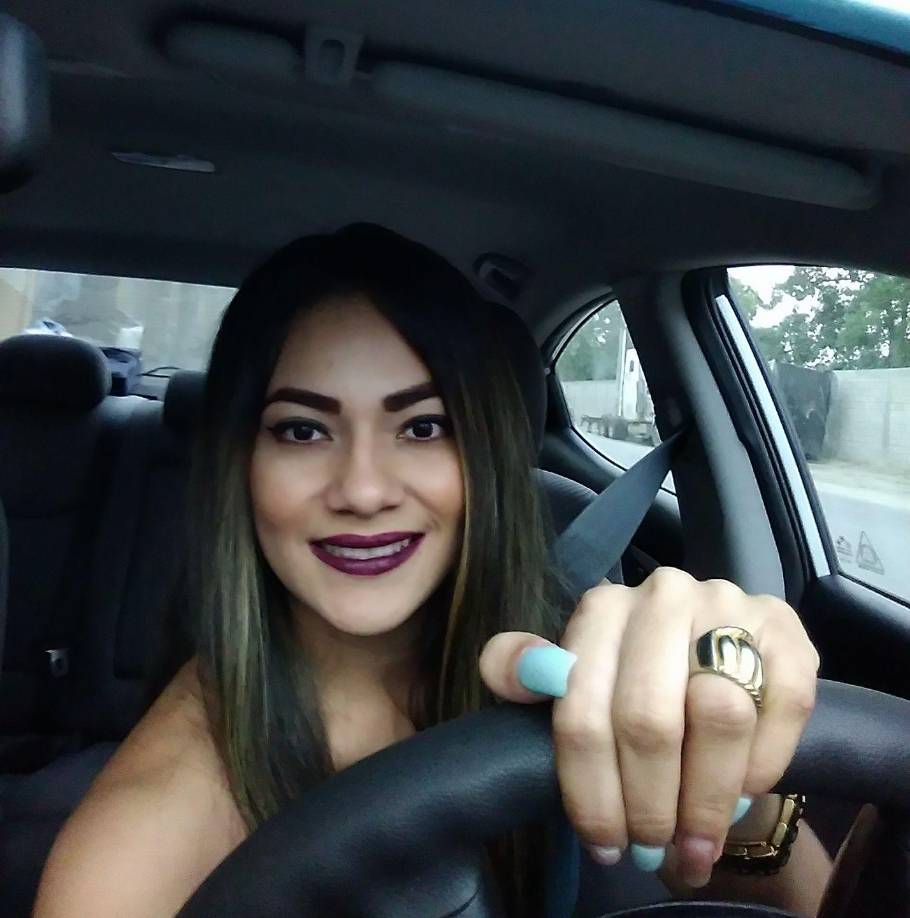 La joven, vestida con un short negro corto y una blusa, fue encontrada en el asiento del copiloto de una camioneta gris con placas HDR 6324. 