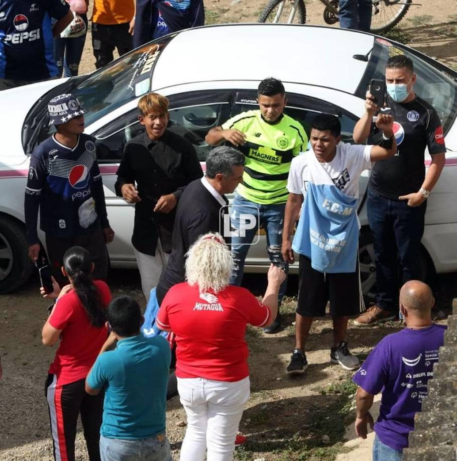 Aficionados de Motagua recibieron con cánticos al Motagua y al entrenador argentino Diego Vázquez en el estadio Marcelo Tinoco de Danlí.