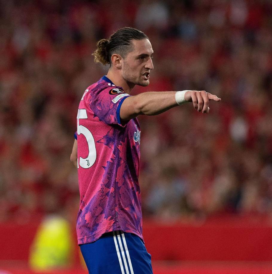 Según el periodista italiano especializado en fichajes Fabrizio Romano, el Manchester United está interesado en Adrien Rabiot después del intenfo fallido del verano pasado, aunque, hay muchos clubes que están en la carrera por el centrocampista francés, ya que si la Juventus no juega en Europa, será muy difícil mantener a muchos de sus futbolistas, entre ellos, el francés. El Bayern Múnich también está detrás de él.