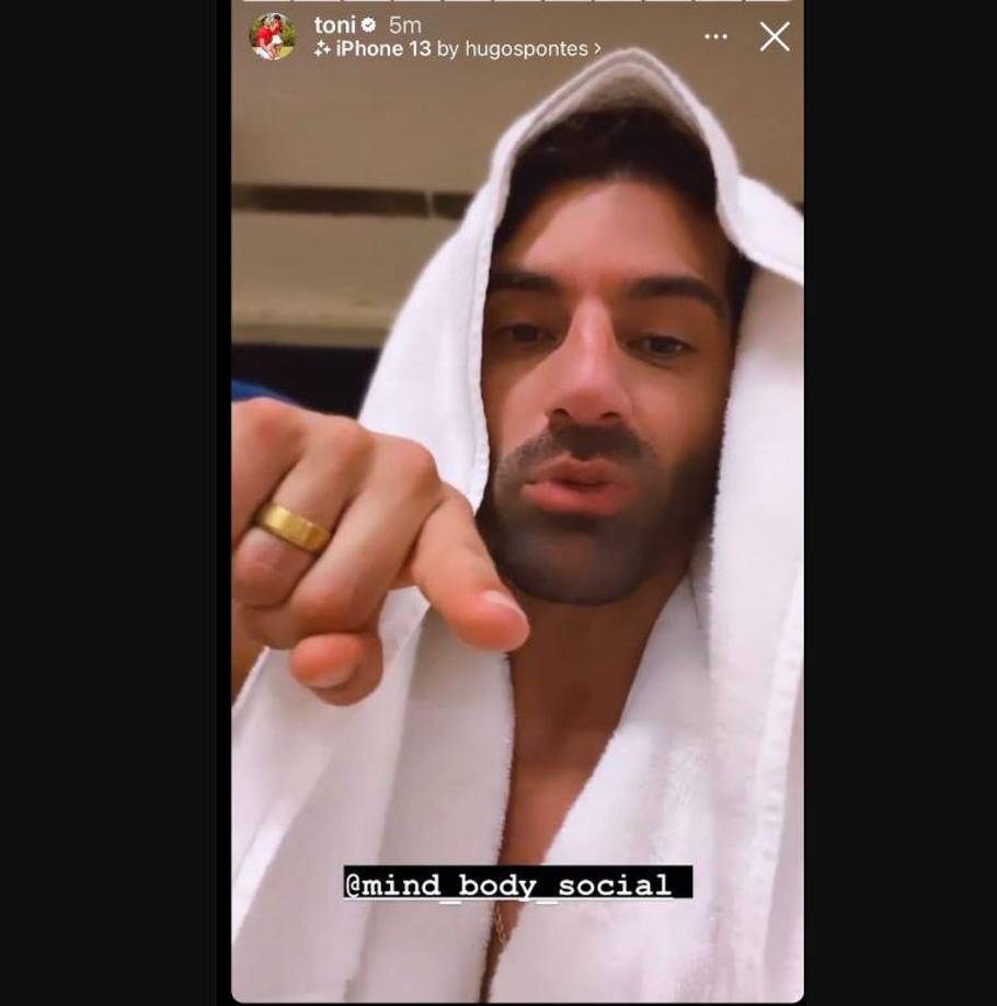 Hace unas semanas atrás, el bailarín español llamó la atención con una argolla dorada que lució en un video que compartió en sus redes sociales. 