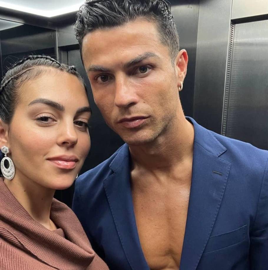 Georgina Rodríguez y Cristiano Ronaldo disfrutan de unos días de relax junto a la familia en Mallorca. La pareja, junto con sus cuatro hijos, se desplazaron en su jet privado, como de costumbre, a la isla del archipiélago balear.