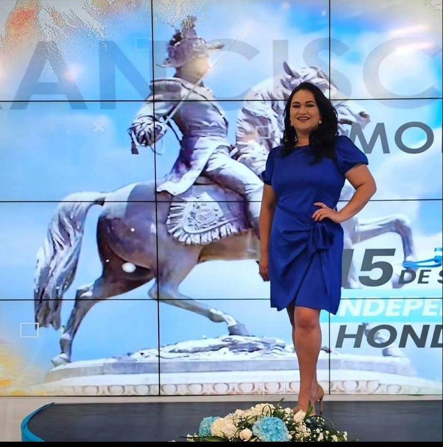 Brenda Moncada de Q Hubo TV con un vestido corto azul. 