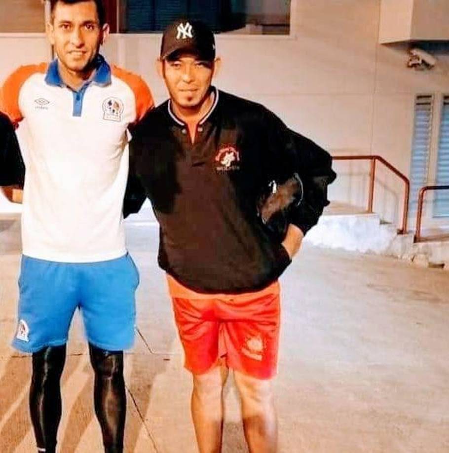 Dísel en un foto del recuerdo con Cristian Maidana, ex jugador del Olimpia.