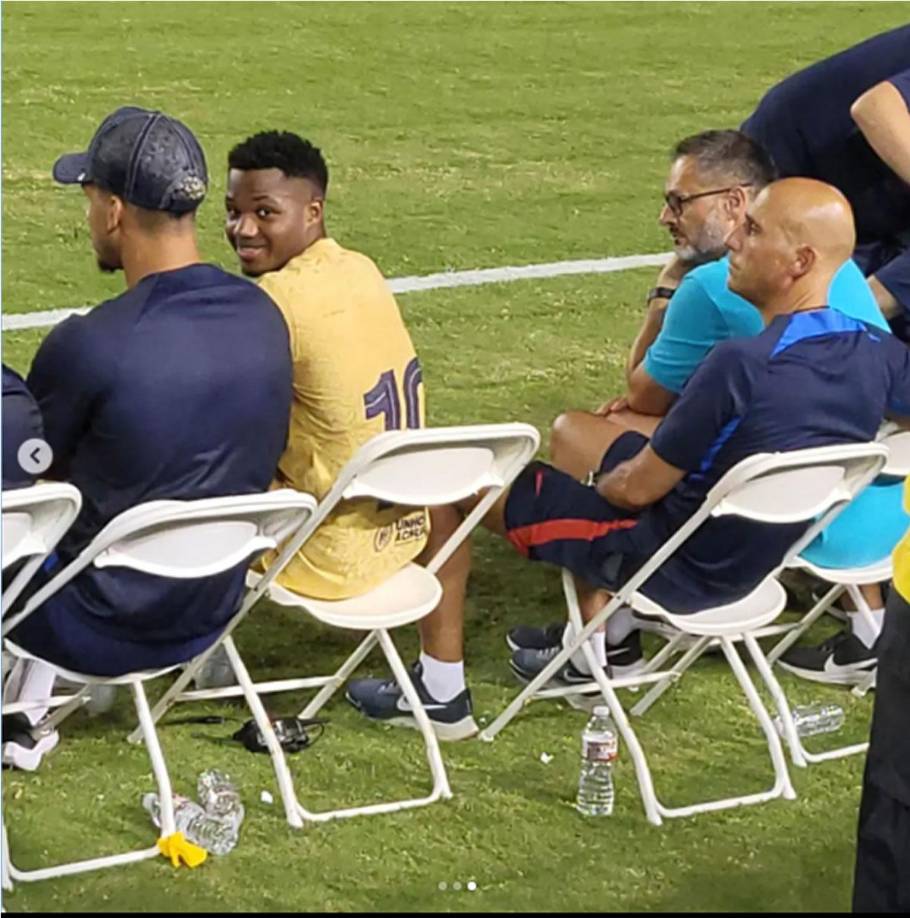 “¡Vengo desde Honduras, mírame! solo te voy a tomar una foto”, gritaba la hondureña a Ansu Fati.