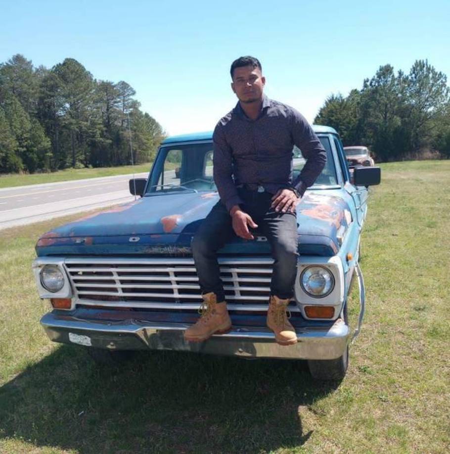 Desesperados comenzaron a buscarlo a través de las redes sociales, pero empezaron a escribirles personas asegurando que lo había regresado a México y ellos lo habían secuestrado.