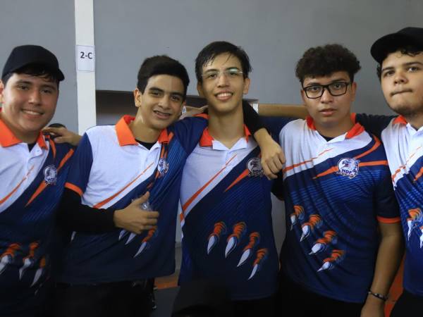 Un total de 96 estudiantes de último año de la Happy Days &amp; Freedom se reunieron para celebrar el regreso a clases. En la imagen: Juan Rápalo, Henry Umanzor, Mario Cáceres, Gustavo Pereira y Miguel López.