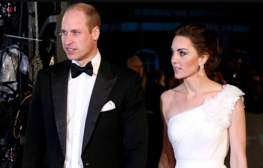 La duquesa de Cambridge opacó a las celebridades a su paso por la alfombra roja de los premios de la Academia Británica de Cine y Televisión este domingo 10 de febrero.