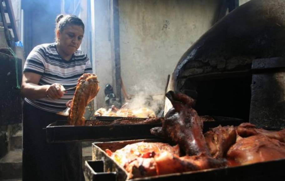 El chancho horneado es otra de las razones por la que muchos conocen el sazón de Copán. Tomate, chile dulce, cilantro, pimienta y loroco son algunos ingredientes que mezclan en la chanchita para luego ser trasladada al horno de piedra y barro.