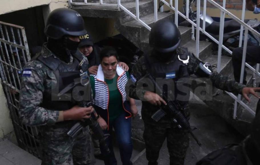La exprimera dama de Honduras, Rosa Elena Bonilla de Lobo, esposa de Porfirio Lobo (2010-2014), fue capturada este miércoles por agentes policiales acusada de desviar fondos de su despacho a cuentas personales, informaron fuentes oficiales.<br/>