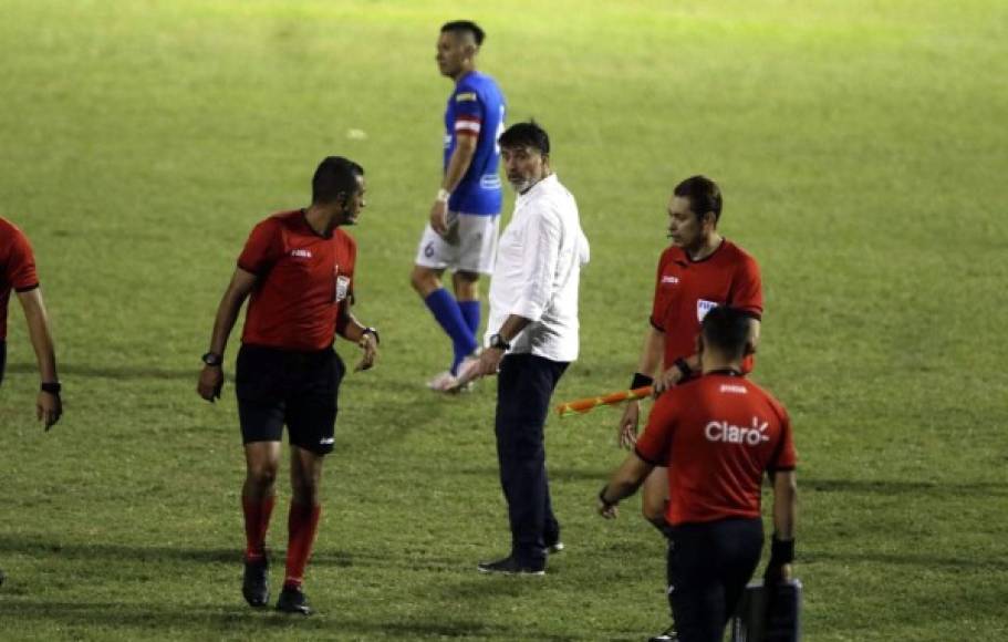 Al final del partido, el técnico Fernando Araújo estaba muy molesto y le reclamó al árbitro Orlando Hernández.
