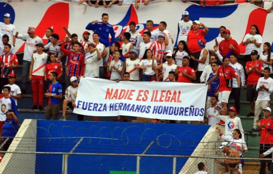 'Nadie es ilegal. Fuerza hermanos hondureños', es el mensaje de la Ultra Fiel en un pancarta para los migrantes de la caravana.